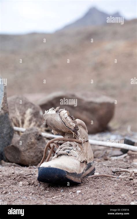 Broken Abandoned Shoe In The Desert Stock Photo Alamy