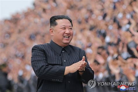 朝鲜宣传金正恩召集受阅青年合影树爱民形象 韩联社