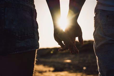 Silhueta de casal segurando as mãos Foto Grátis