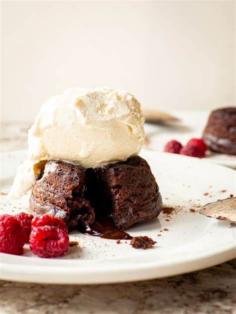 Flourless Lava Cakes (3 Ingredients) - The Nessy Kitchen