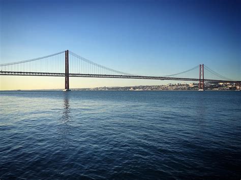 Puente De Abril Sobre El R O Tejo En Lisboa Portugal Diciembre De