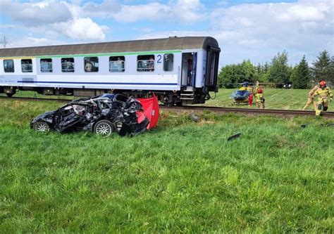 Tragedia na przejeździe kolejowym Nie żyje kierująca audi ZDJĘCIA