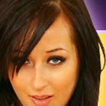 Laura Almond Babe Page Watch This Centerfold On FreeOnes