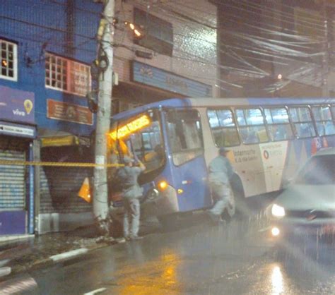 Ônibus perde o controle e bate em poste em Guarulhos