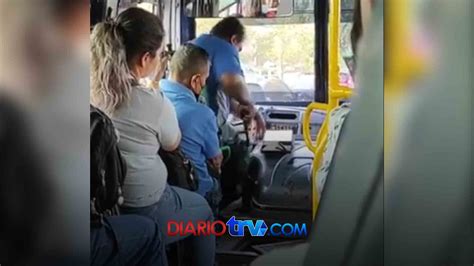 Conductor de autobús se queda con la palanca de cambios en la mano