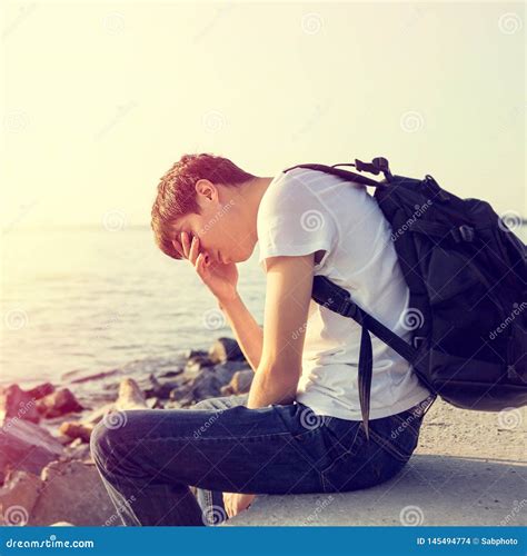 Hombre Joven Triste Al Aire Libre Foto De Archivo Imagen De Viaje