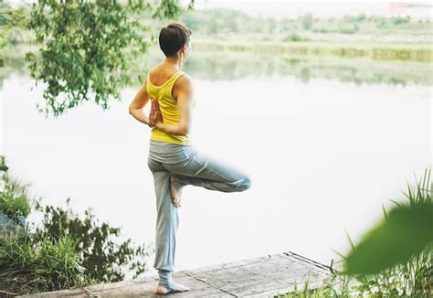 Junge L Chelnde Frau Praktiziert Yoga Im Freien Neue Normale Soziale