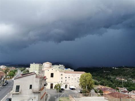 Maltempo Campania Temporali Su Tutta La Regione Con Fulmini E Forte