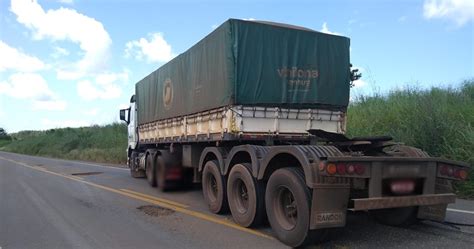 Carreta Carregada Com Soja Tomba E Compromete O Trânsito Na Go 330