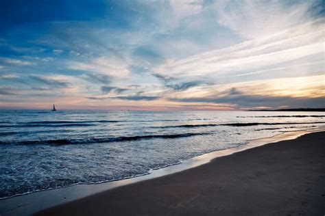 Premium Photo Beautiful View Of The Beach On A Cloudy Day