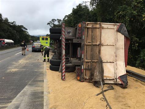 Caminhão Carregado Com Soja Tomba Na Br 277 Em São José Dos Pinhais E