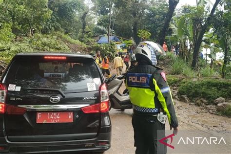 Jalur Menuju Selatan Cianjur Terputus Sementara Akibat Longsor Antara