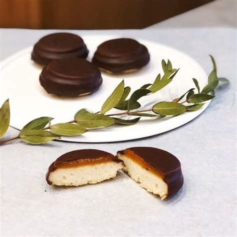 БИСКВИТНОЕ ПЕЧЕНЬЕ С АПЕЛЬСИНОВЫМ ЖЕЛЕ В ШОКОЛАДЕ