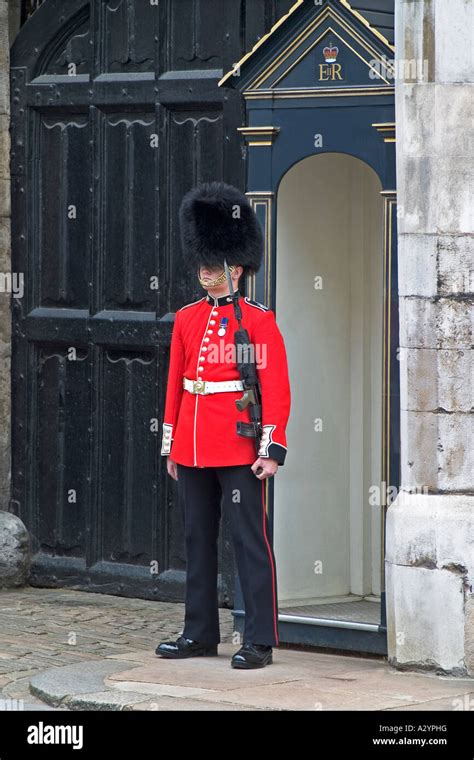 Grenadier guards hi-res stock photography and images - Alamy