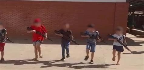 Crian As Marcham E Portam R Plicas De Armas Durante Atividade Em Escola