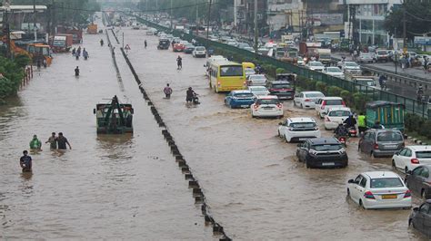 भारी बारिश से दिल्ली गुरुग्राम और नोएडा में जनजीवन बुरी तरह प्रभावित