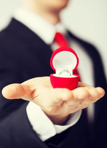 Hombre Haciendo Propuesta Con Anillo De Bodas Y Caja De Regalo Foto