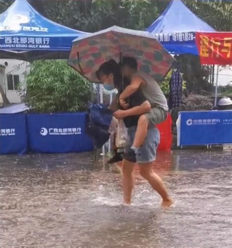 女子避雨时随手拍下人生的轮回：你养我小，我养你老！腾讯新闻