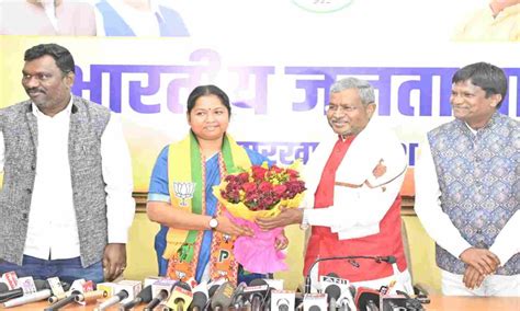 सिंहभूम सांसद गीता कोड़ा ने थामा बीजेपी का दामन Jharkhand Congress Geeta Koda Joins Bjp