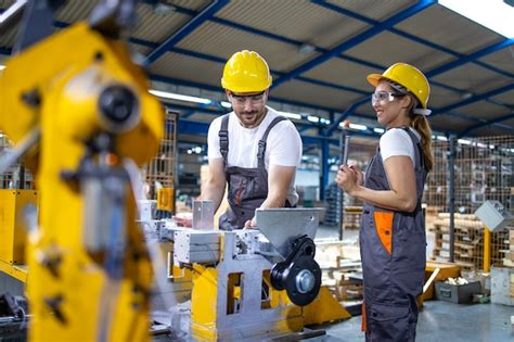 Empleados Industriales Que Trabajan Juntos En La L Nea De Producci N De