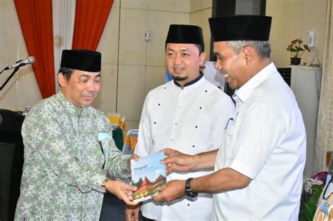 pj bupati kampar launching buku biografi ulama  tokoh kampar kompaspos