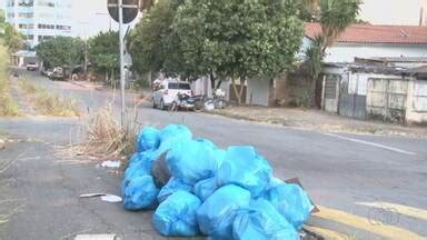 Bom Dia GO Moradores esperam por coleta de lixo em rua de Goiânia