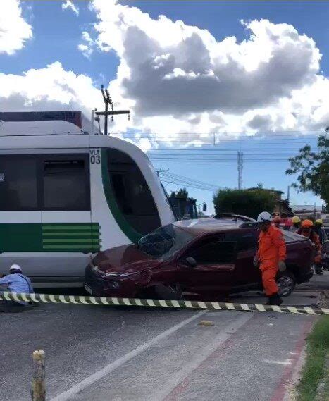 Trem Colide Contra Carro No Bairro Presidente Kennedy Em Fortaleza