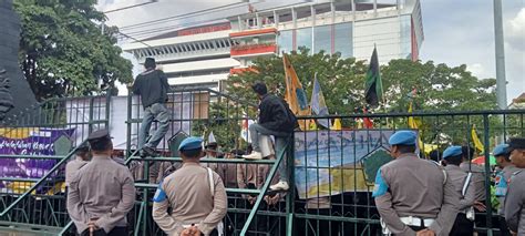 Peringati May Day Buruh Dan Mahasiswa Demo Di Depan Gedung DPRD Jateng