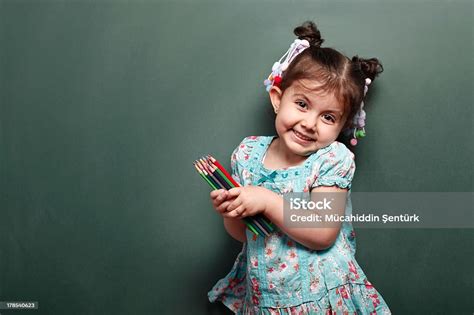 Kleines Mädchen Hält Farben Pen Stockfoto Und Mehr Bilder Von Akademisches Lernen Akademisches