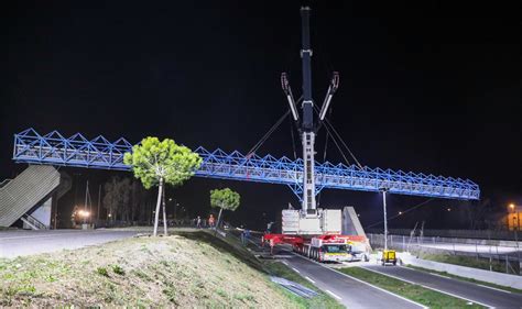 Bourg Lès Valence Drôme La Passerelle Bleue Enjambant L’a7 A été Retirée Dans La Nuit