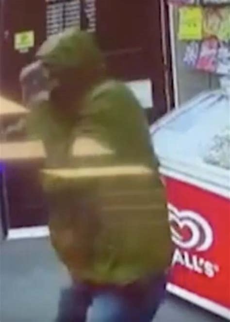 Watch Girl 11 And Dad Fight Off Knife Wielding Robber With Loaf Of