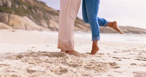 Casal De Amor E P S Na Areia Da Praia Ao Ar Livre Enquanto Rom Ntico E