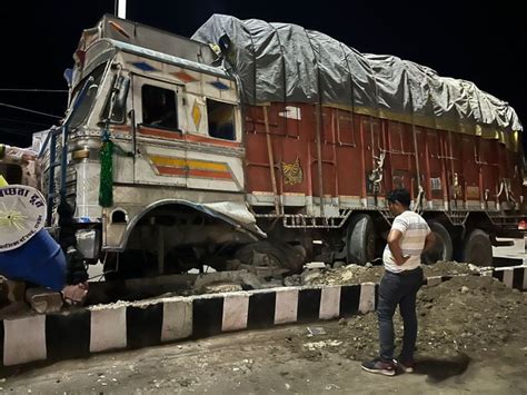 Truck Climbed On Divider At Sagar Tiraha सागर तिराहे पर डिवाइडर पर चढ़ा ट्रक रायसेन के सबसे