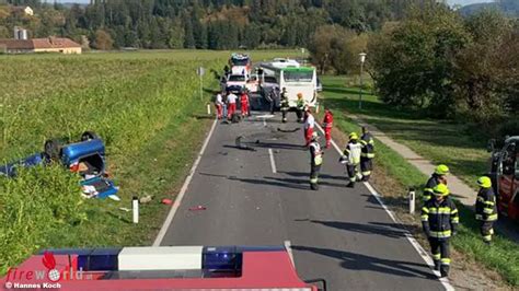 Stmk Pkw Berschlag Nach Kollision Mit Autobus Bei Gratwein Stra Engel