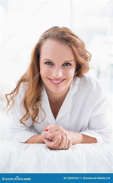 Jolie Femme Satisfaite Se Trouvant Sur Son Lit Image Stock Image Du