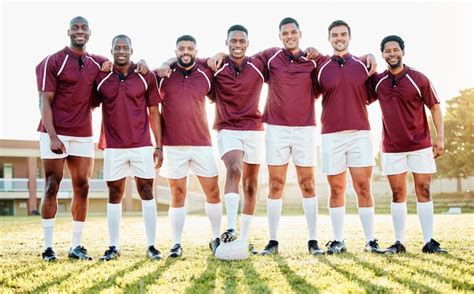 Hombres Deportes Y Retrato De Un Equipo De Rugby En Un Campo Para