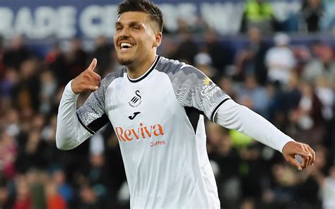 Joel Piroe wages: How much was Leeds United’s marquee signing earning at Swansea City ...