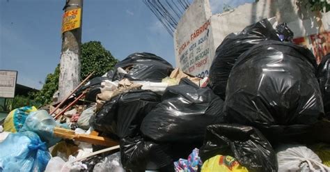 Fotos Suspensão da coleta de lixo espalha sujeira por ruas de Nova