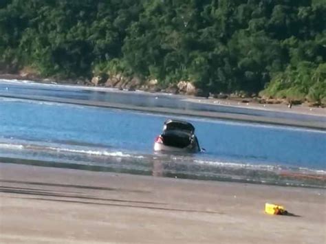 Homem Morre Ap S Atolar Carro No Mar E Ser Arrastado Pela Correnteza