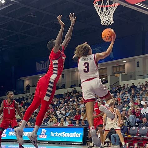 Men’s basketball handles Samford in holiday hoops