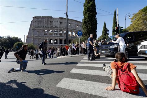 Roma Attivisti Clima Bloccano Traffico In Zona Colosseo