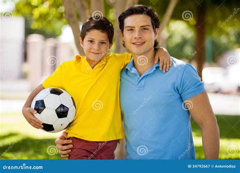 Pai Feliz E Filho Que Jogam O Futebol Imagem De Stock Imagem De Filho