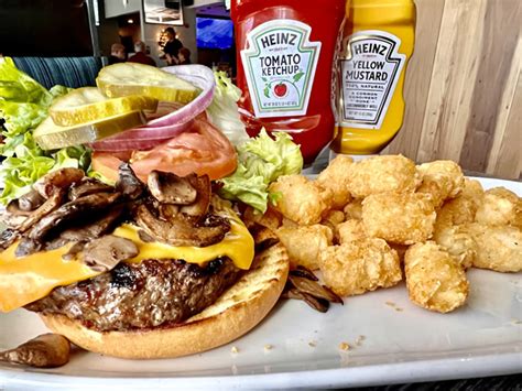 A Burger A Week Geckos Grill And Pub Dinesarasota