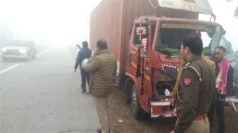 Yamuna Expressway Accident यमुना एक्सप्रेस वे पर कोहरा बना आफत आपस में टकराईं 15 गाड़ियां