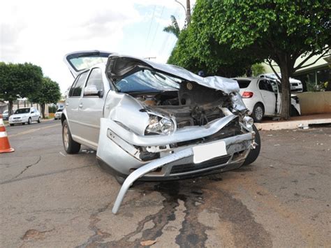 G1 Carro atinge mureta após bater em veículo em Campo Grande