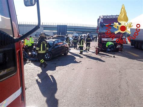 Incidente Sullautostrada Dei Laghi Coinvolte Sei Persone Grave Una