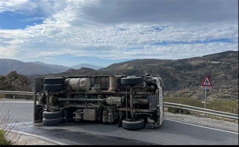 Vuelca Un Cami N Cargado De Pienso En La Carretera Entre C Diar Y