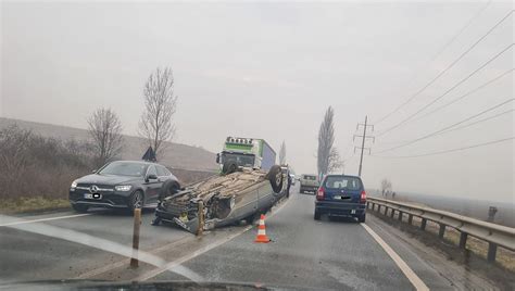 FOTOGALERIE O tânără s a răsturnat cu mașina pe DN19 între Satu Mare