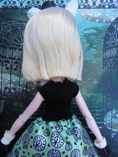 ever-after-high-bunny-blanc-signature fashiondollsnmore.com