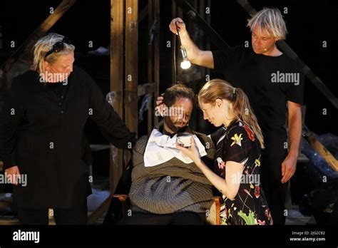 Les acteurs se jouent au Palais des Papes lors de la répétition de la